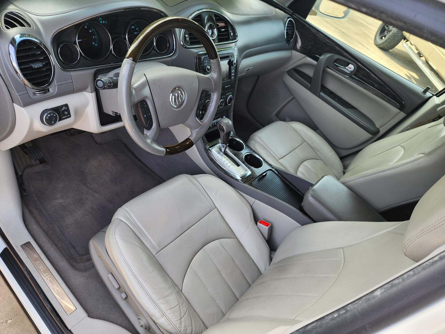 2014 WHITE Buick Enclave Leather (5GAKRBKD2EJ) with an 3.6L V6 DOHC 24V engine, 6-Speed Automatic Overdrive transmission, located at 2660 S.Garland Avenue, Garland, TX, 75041, (469) 298-3118, 32.885551, -96.655602 - Photo#10